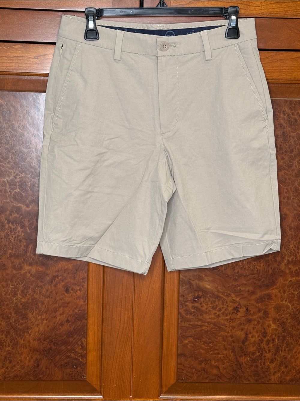 Vineyard Vines Men's Flat Front on the go 28 inch Shorts in Khaki
